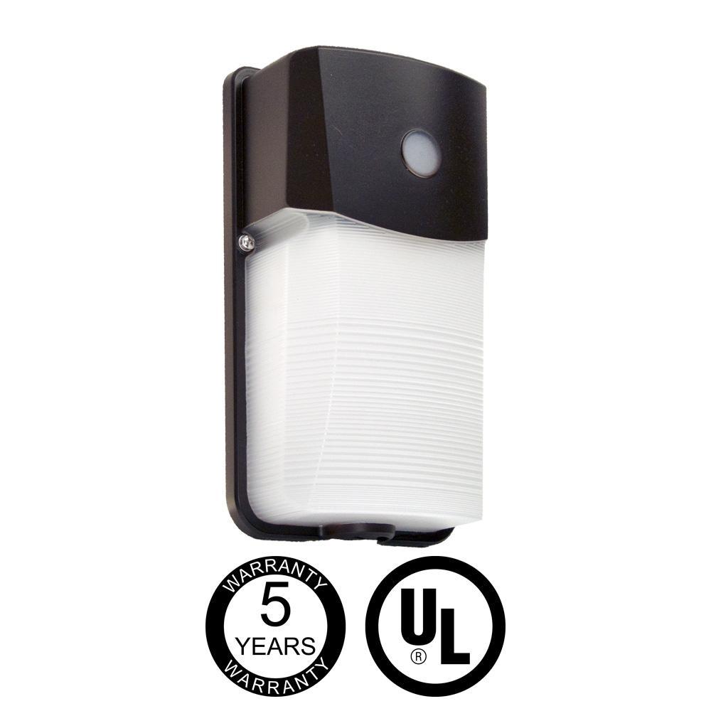 Auto on/off LED wall light